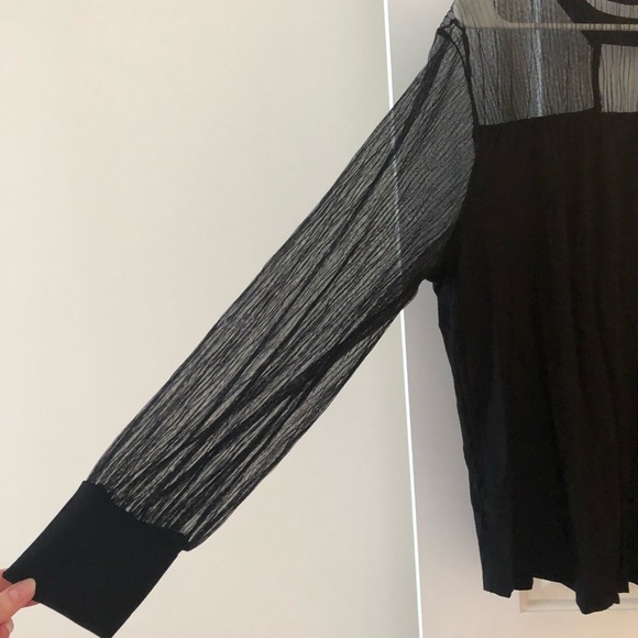 NWOT Maurices Black Blouse with mesh shoulders and sleeves plus size 1 (16-18) - Picture 6 of 7